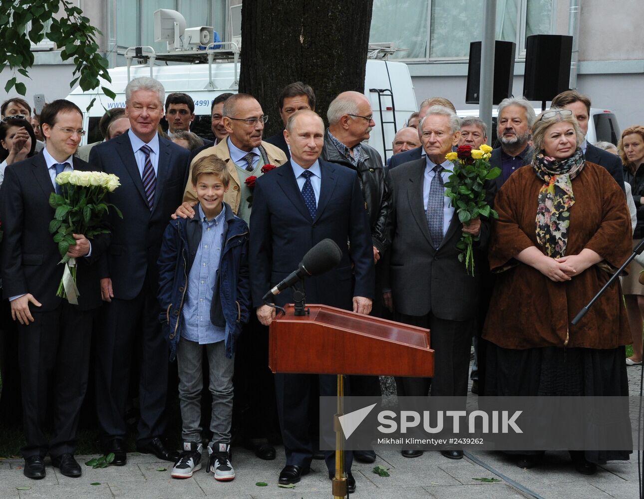 Vladimir Putin attends unveiling of monument to Sergei Mikhalkov in central Moscow