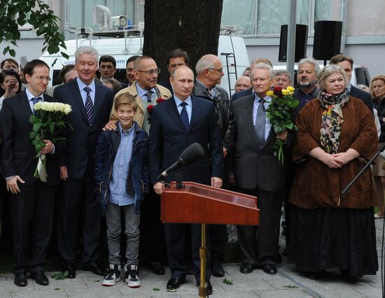 Vladimir Putin attends unveiling of monument to Sergei Mikhalkov in central Moscow