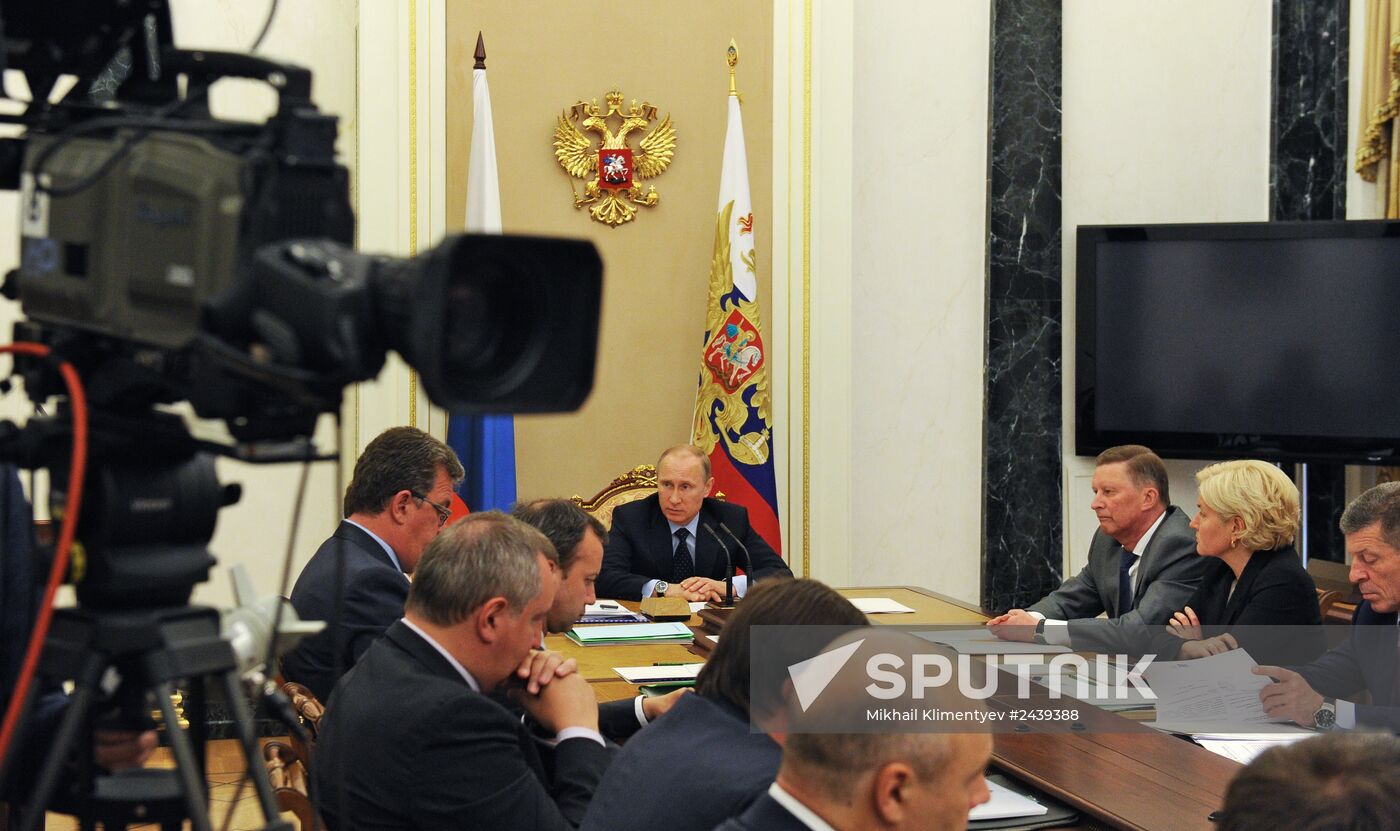 Vladimir Putin chairs government meeting
