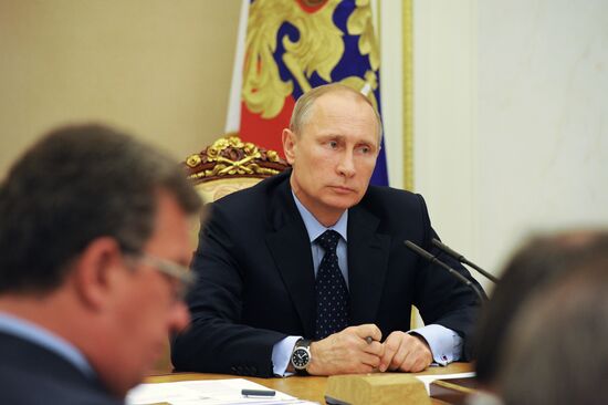 Vladimir Putin chairs government meeting