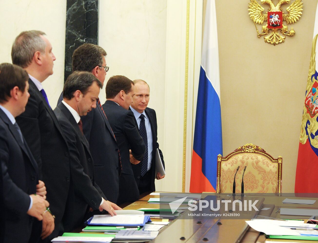 Vladimir Putin chairs government meeting