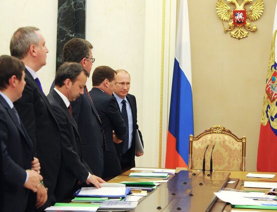 Vladimir Putin chairs government meeting