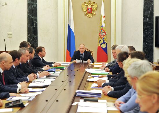 Vladimir Putin chairs government meeting