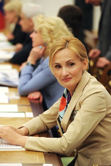 Vladimir Putin chairs government meeting