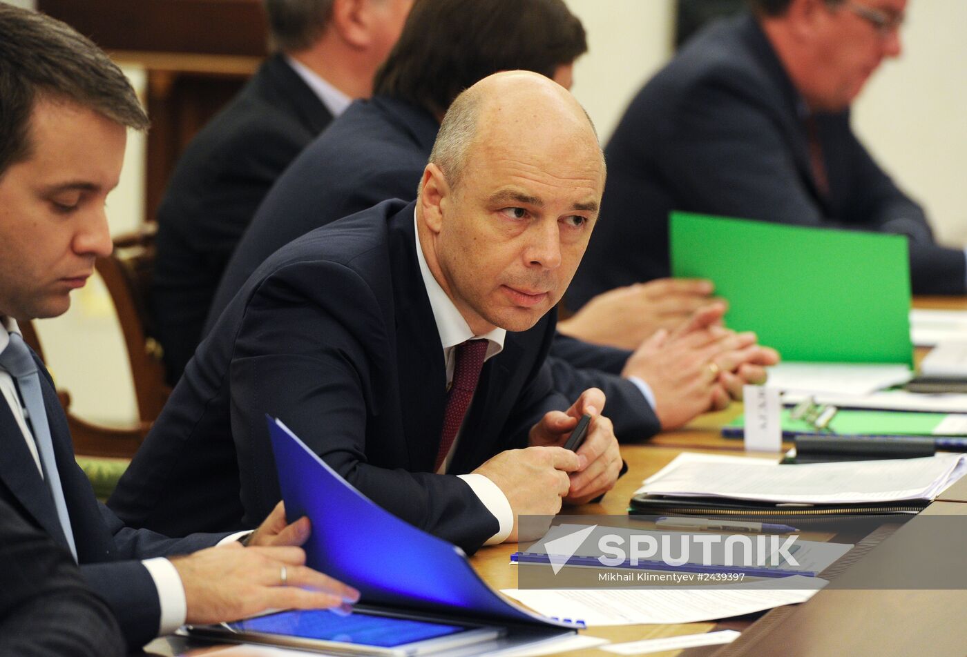 Vladimir Putin chairs government meeting