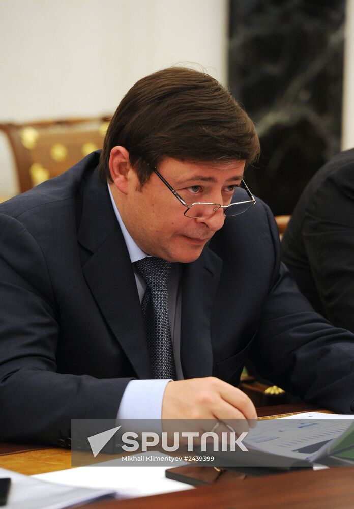 Vladimir Putin chairs government meeting