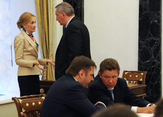 Vladimir Putin chairs government meeting