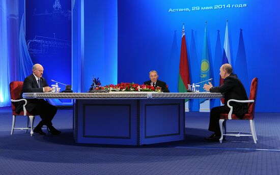 Vladimir Putin visits Kazakhstan, attends Supreme Eurasian Economic Council meeting