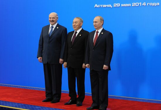 Vladimir Putin visits Kazakhstan, attends Supreme Eurasian Economic Council meeting