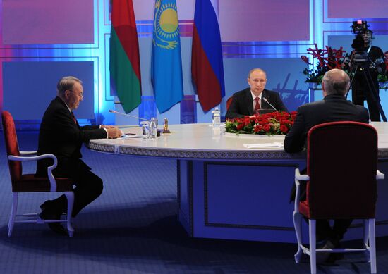 Vladimir Putin visits Kazakhstan, attends Supreme Eurasian Economic Council meeting