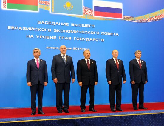Vladimir Putin visits Kazakhstan, attends Supreme Eurasian Economic Council meeting