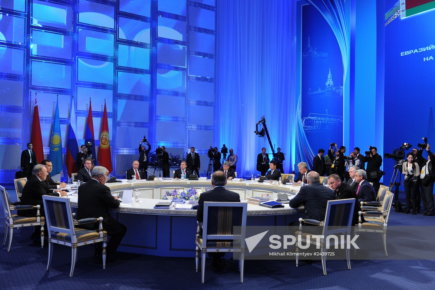 Vladimir Putin visits Kazakhstan, attends Supreme Eurasian Economic Council meeting