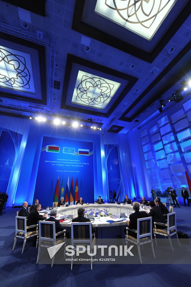 Vladimir Putin visits Kazakhstan, attends Supreme Eurasian Economic Council meeting