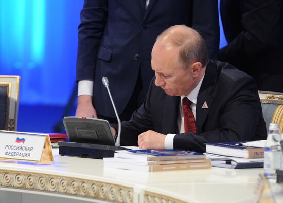 Vladimir Putin visits Astana to attend Supreme Eurasian Economic Council meeting