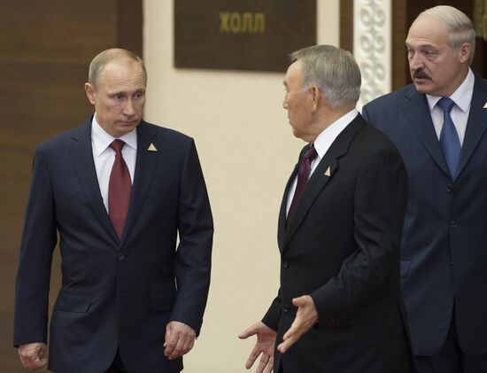 Vladimir Putin visits Kazakhstan, attends Supreme Eurasian Economic Council meeting