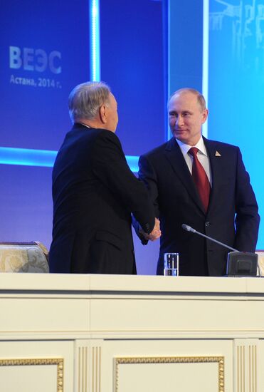 Vladimir Putin visits Kazakhstan, attends Supreme Eurasian Economic Council meeting