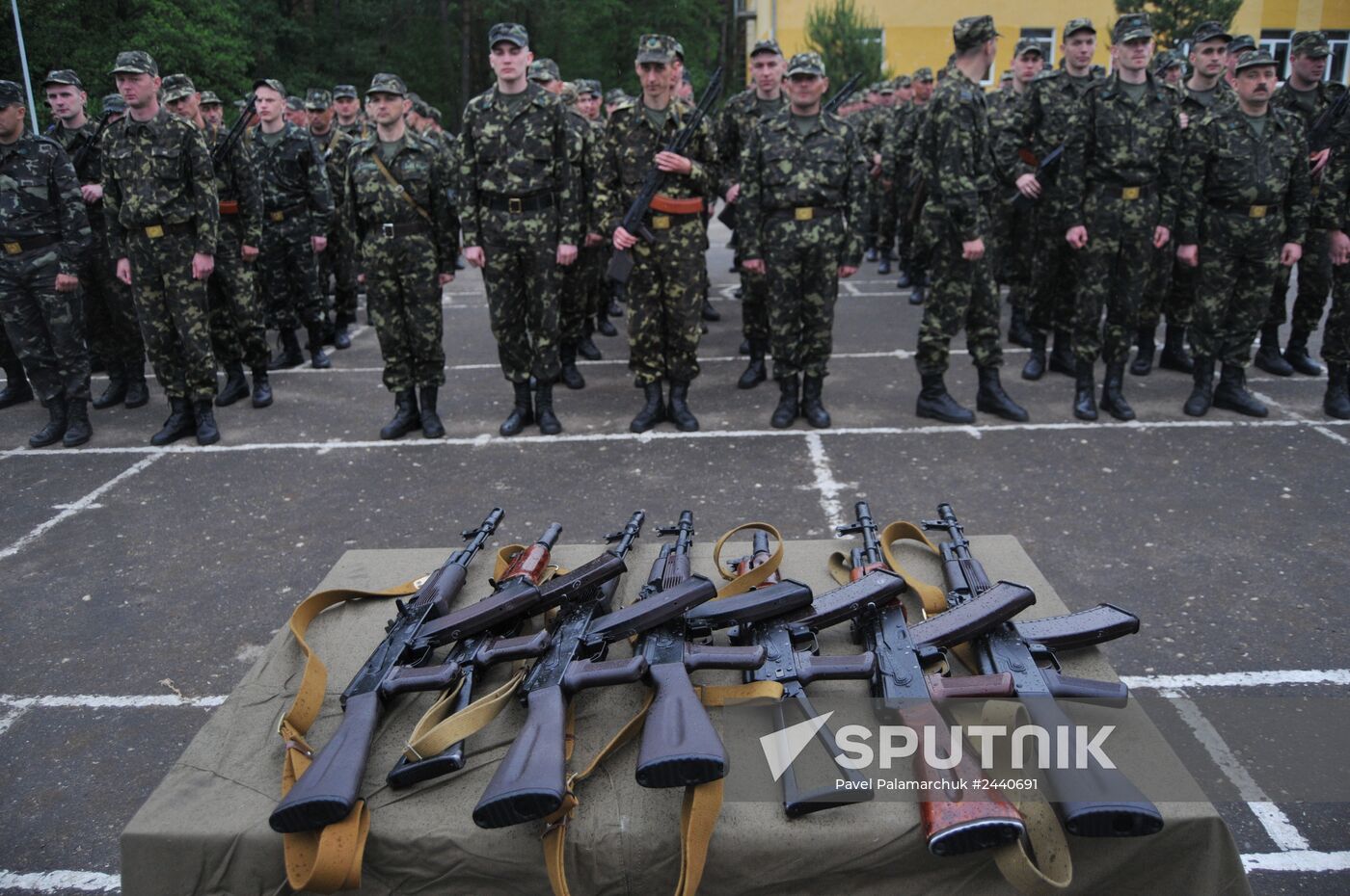 Ukrainian army servicemen swear oath