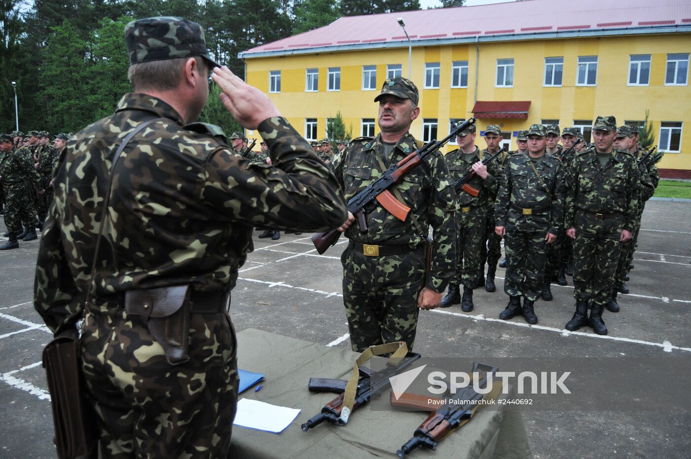 Ukrainian army servicemen swear oath