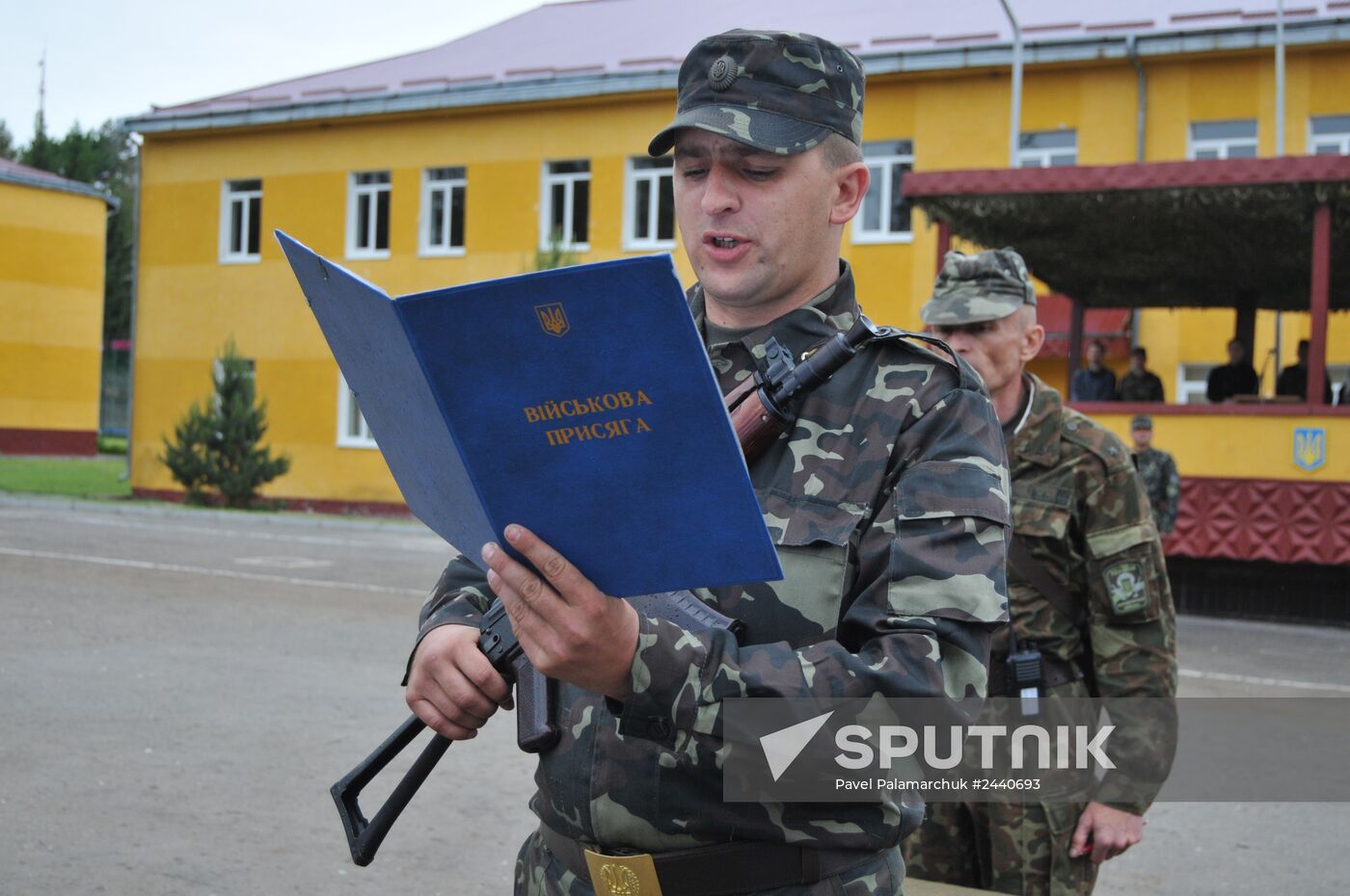 Ukrainian army servicemen swear oath