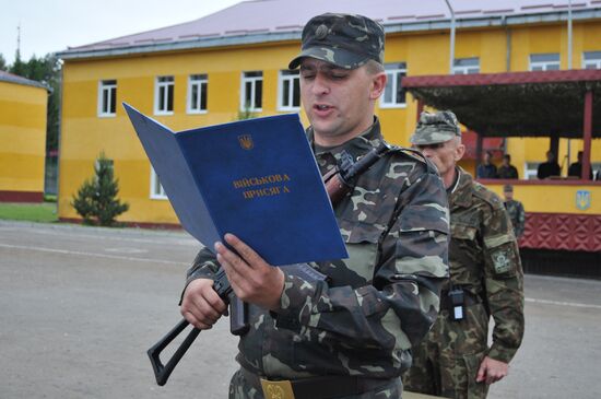 Ukrainian army servicemen swear oath