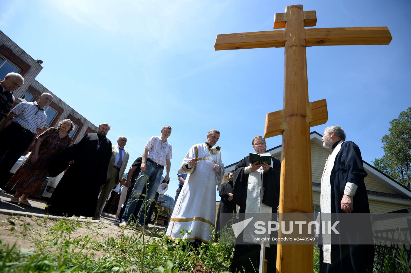 Memorial cross erected in memory of Ukraine victims