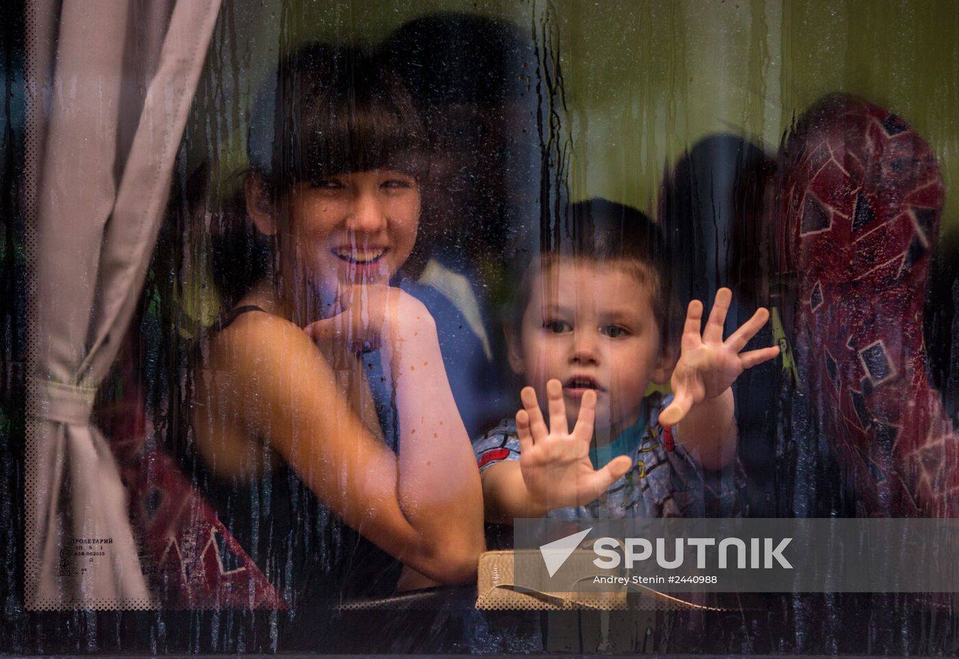 Parents evacuate children from Slavyansk