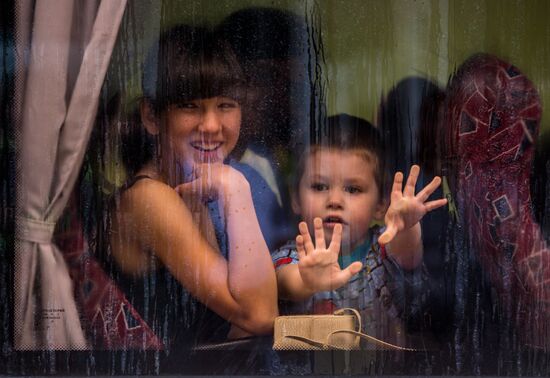 Parents evacuate children from Slavyansk