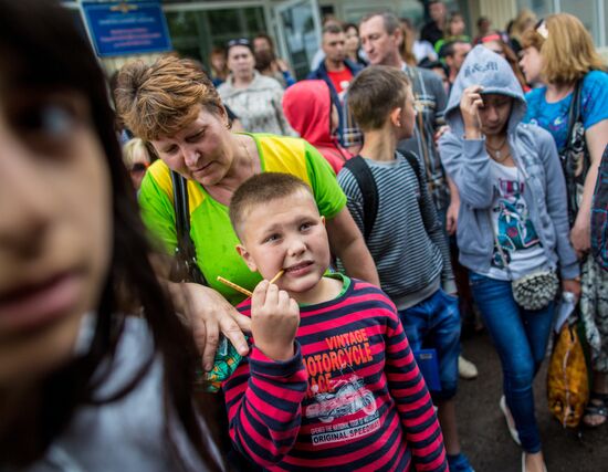 Parents evacuate children from Slavyansk