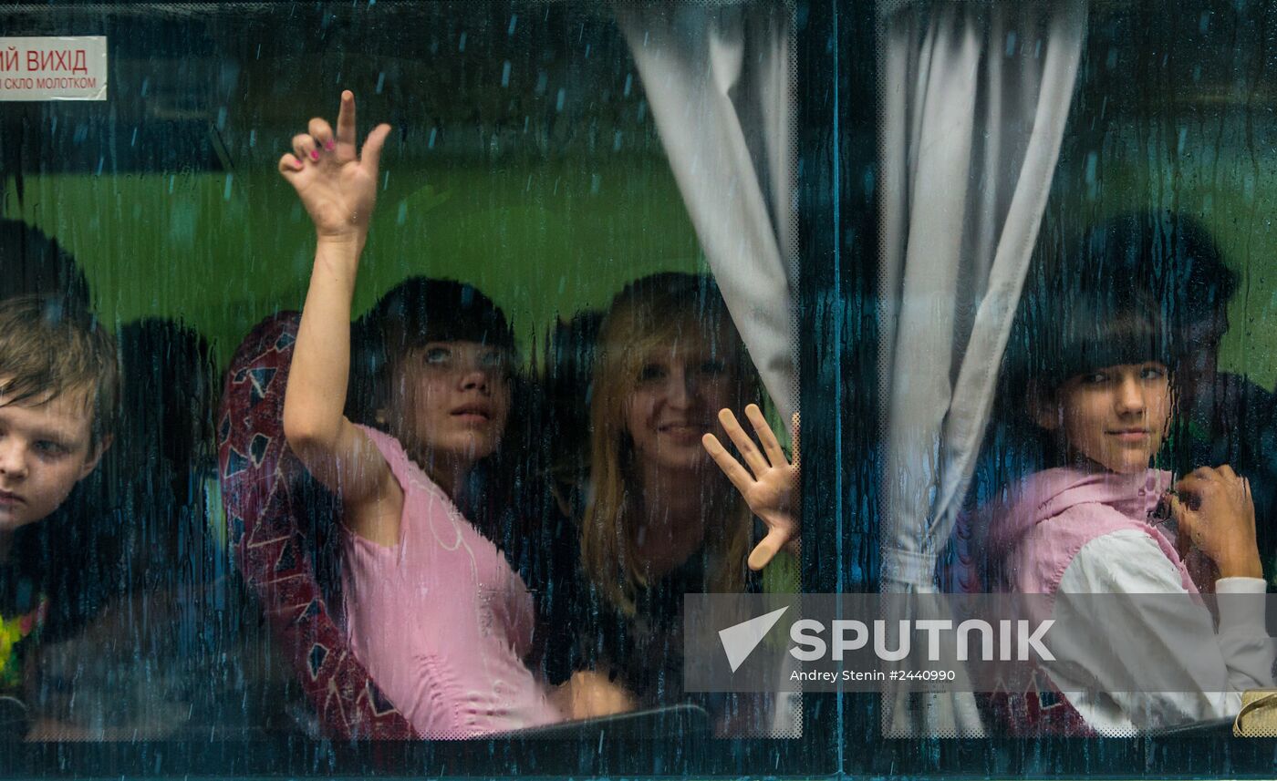 Parents evacuate children from Slavyansk