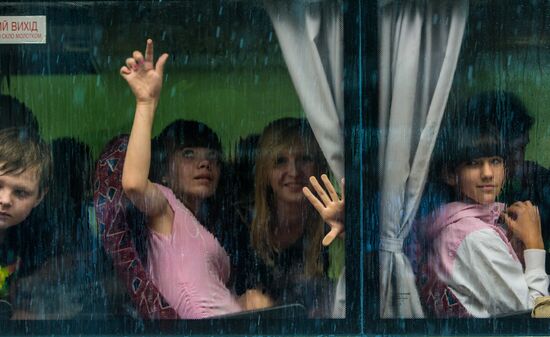 Parents evacuate children from Slavyansk