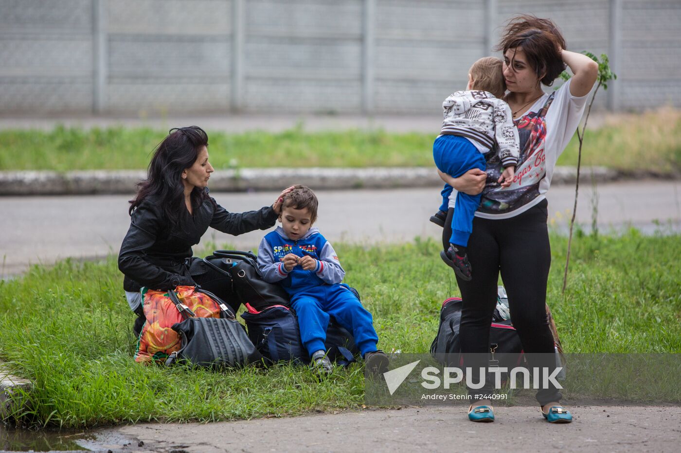 Parents evacuate children from Slavyansk