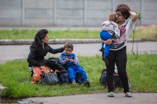 Parents evacuate children from Slavyansk