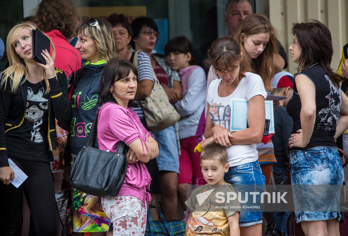 Parents evacuate children from Slavyansk