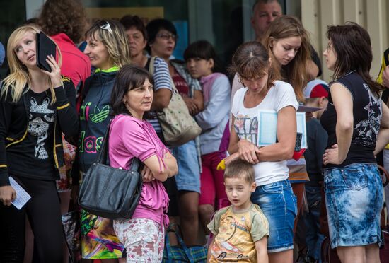 Parents evacuate children from Slavyansk