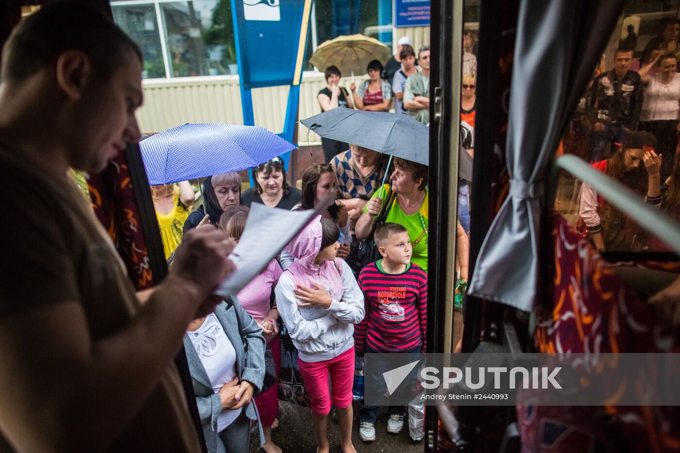 Parents evacuate children from Slavyansk