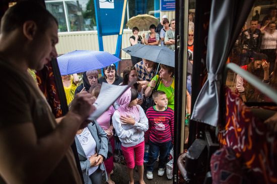 Parents evacuate children from Slavyansk