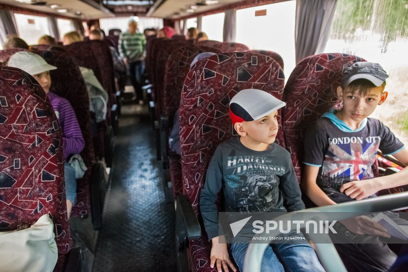 Parents evacuate children from Slavyansk