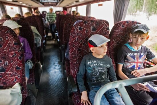 Parents evacuate children from Slavyansk