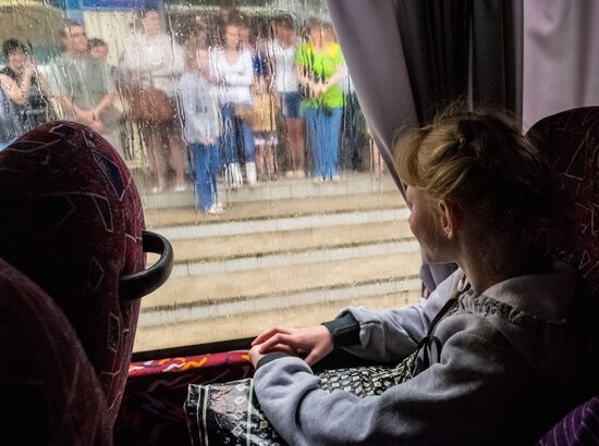 Parents evacuate children from Slavyansk