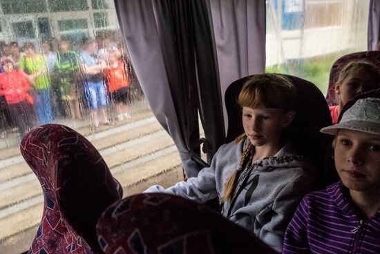 Parents evacuate children from Slavyansk