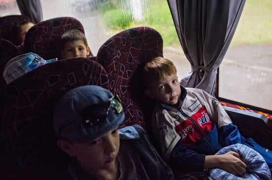 Parents evacuate children from Slavyansk