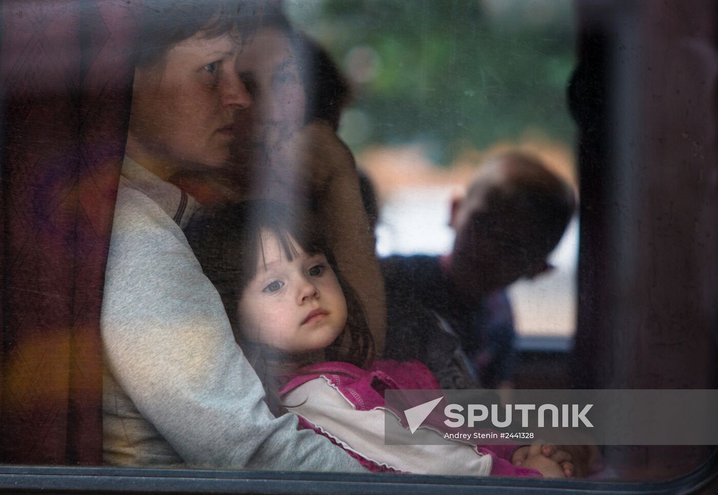 Parents evacuate children from Slavyansk