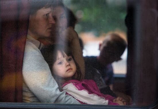 Parents evacuate children from Slavyansk