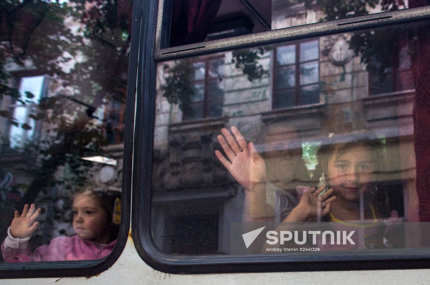 Parents evacuate children from Slavyansk