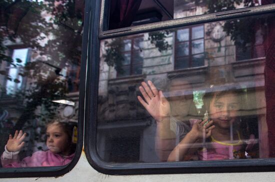 Parents evacuate children from Slavyansk