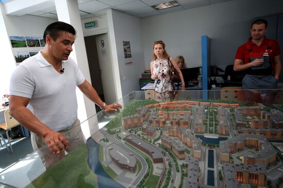 Luger Albert Demchenko shows journalists flat he received as a gift