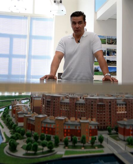 Luger Albert Demchenko shows journalists flat he received as a gift