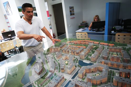 Luger Albert Demchenko shows journalists flat he received as a gift