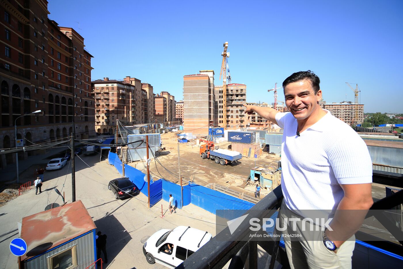 Luger Albert Demchenko shows journalists flat he received as a gift