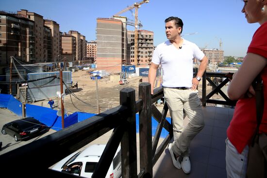 Luger Albert Demchenko shows journalists flat he received as a gift
